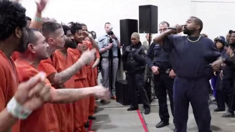 Kanye West a joué deux fois à la prison du comté de Harris au Texas