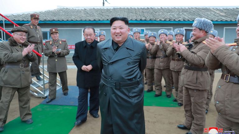 Le dirigeant nord-coréen Kim Jong Un supervise un très grand test du système de fusée à lancements multiples dans cette photo non datée publiée par la Central News Agency (KCNA) nord-coréenne le 28 novembre 2019. KCNA via REUTERS ATTENTION AUX ÉDITEURS - CETTE IMAGE A ÉTÉ FOURNIE PAR UN TIERS. REUTERS NE PEUT PAS VÉRIFIER INDÉPENDAMMENT CETTE IMAGE. AUCUNE VENTE DE TIERS. CORÉE DU SUD OUT. AUCUNE VENTE COMMERCIALE OU AUDITIVE EN CORÉE DU SUD.