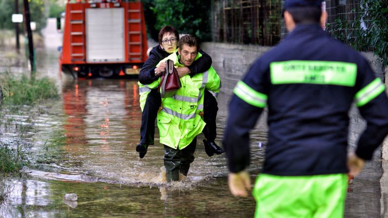 Une femme est sauvée d'une rue inondée dans la ville grecque de Kineta