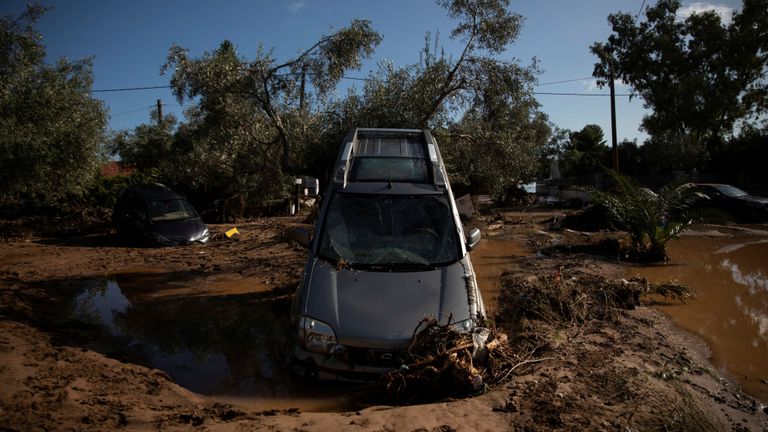 Les voitures endommagées sont vus suite aux inondations dans la ville de Kineta, en Grèce,