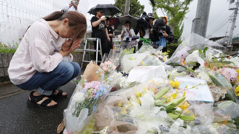 Des membres de la famille et des fans de dessins animés ont laissé des fleurs dans les bureaux d’Uji, dans la préfecture de Kyoto, après l’attaque