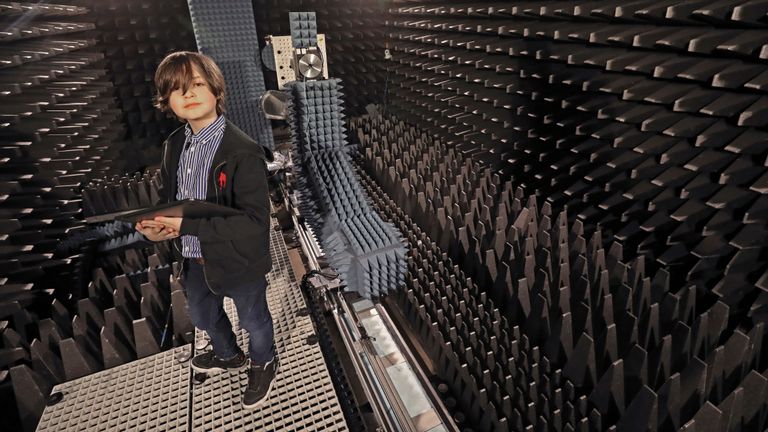 Laurent Simons pose dans un laboratoire de l'Université de technologie