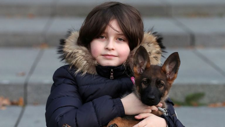 Laurent avec son chiot Sammy âgé de neuf semaines