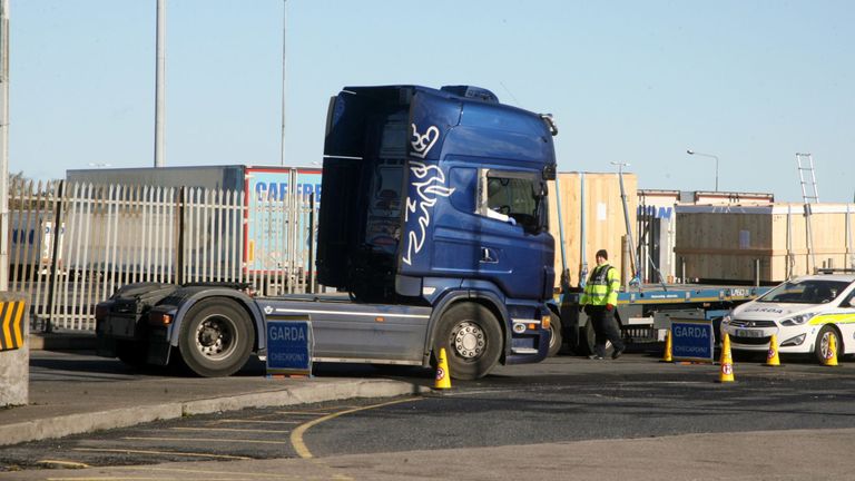 Un camion a été saisi samedi au port de Dublin, ce qui, selon la police, aurait permis de livrer la remorque avec 39 personnes à bord à Zeebrugge