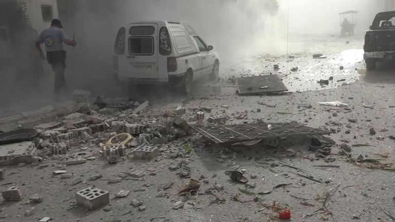 Les explosions ont projeté des éclats d'obus dans l'air et dispersé des débris dans le district