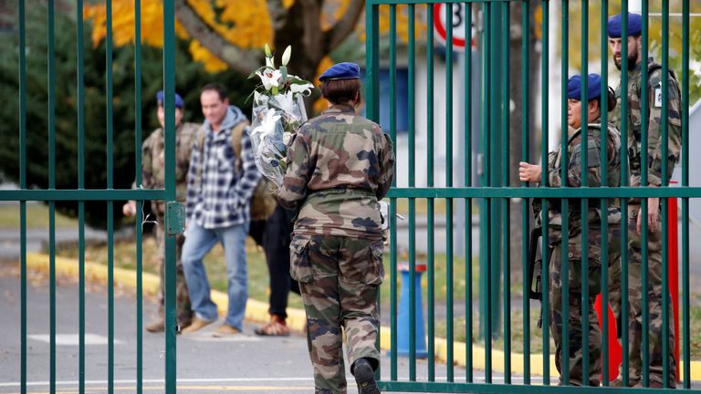 Des soldats français arrivent avec des fleurs à la base du 5e Régiment d'hélicoptères de combat à Uzein près de Pau, en France