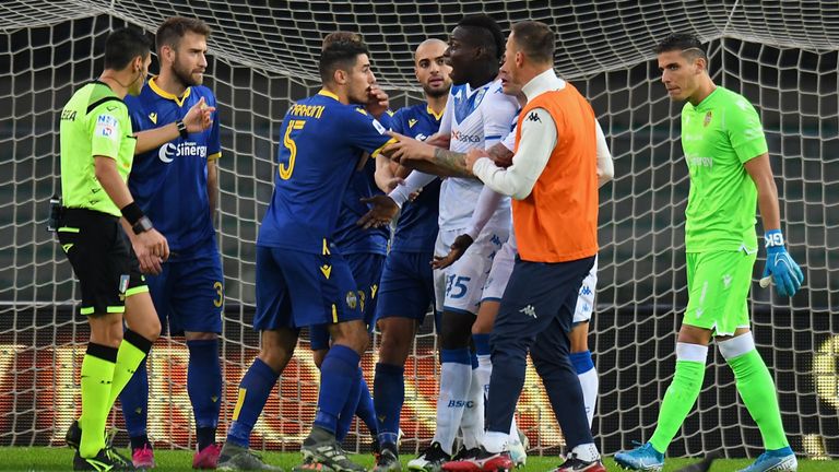 Mario Balotelli réagit aux chants racistes des supporters de Vérone lors du match de Serie A opposant Hellas Verona à Brescia 
