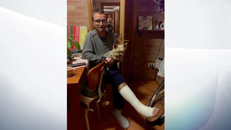 Marco Scarpa s'est cassé le pied en essayant de sauver ses affaires