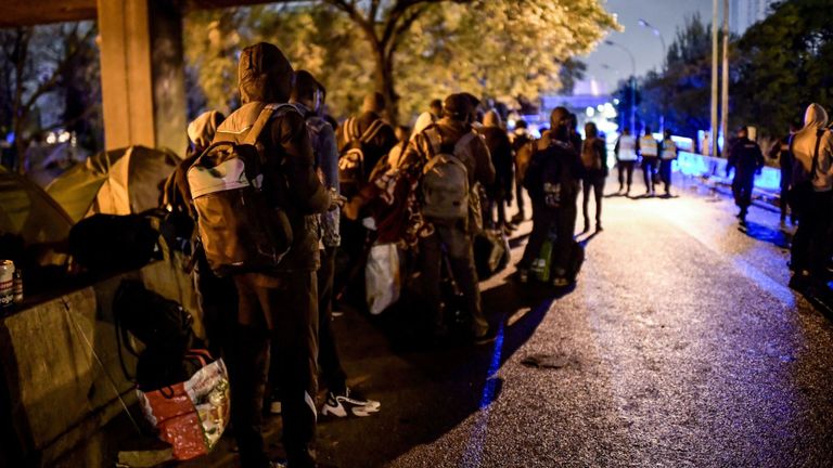 Les migrants attendent d'être évacués
