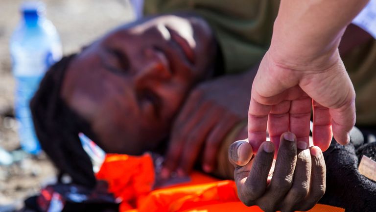 Un migrant repose après avoir atterri dans un canot sur la plage d'Aguila, sur l'île de Grande Canarie, en Espagne, le 29 novembre 2019. REUTERS / Borja Suarez REFILE - LIEU CORRECTEUR TPX IMAGES DU JOUR
