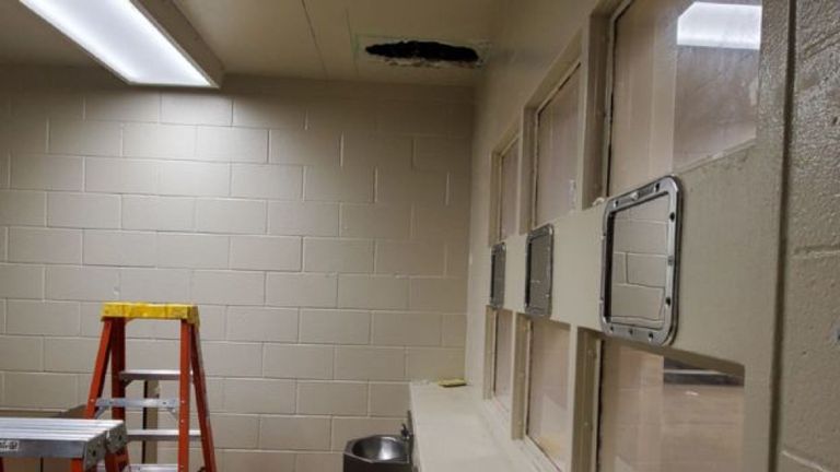 La paire a percé le trou dans ce plafond de salle de bain. Pic: shérif du comté de Monterey
