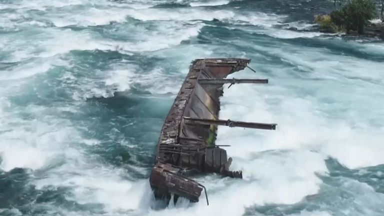Le bateau a été délogé par les vents violents et la pluie la semaine dernière. Pic: Parcs du Niagara