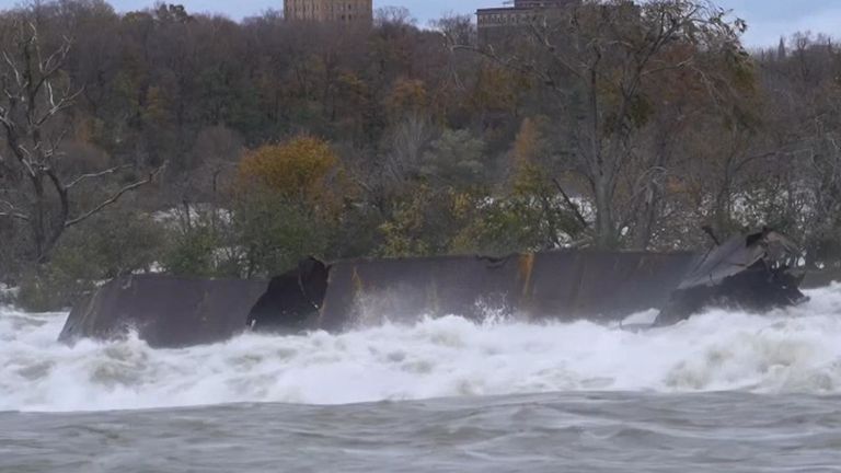 Le chaland s'est déplacé à environ 164 pieds en aval avant de se coincer à nouveau. Pic: Parcs du Niagara