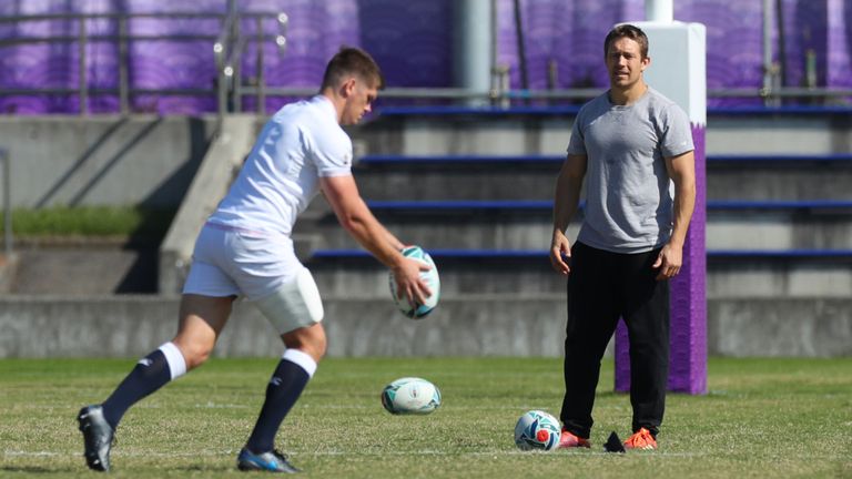 Jonny Wilkinson regarde le capitaine anglais Owen Farrell donner le coup d'envoi