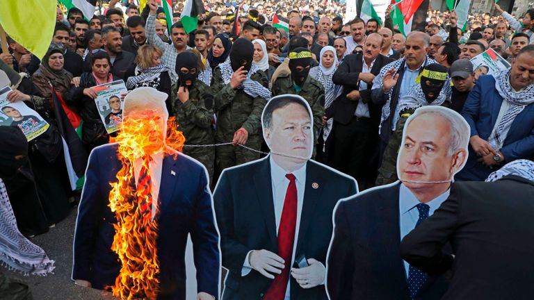 Le président américain Donald Trump, le secrétaire d'État Mike Pompeo et le premier ministre israélien Benjamin Natanyahu ont été brûlés