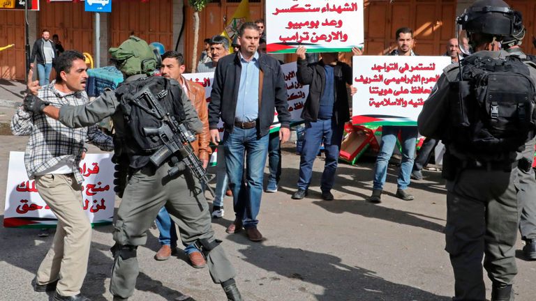 Des manifestants palestiniens se disputent avec les forces de sécurité israéliennes 