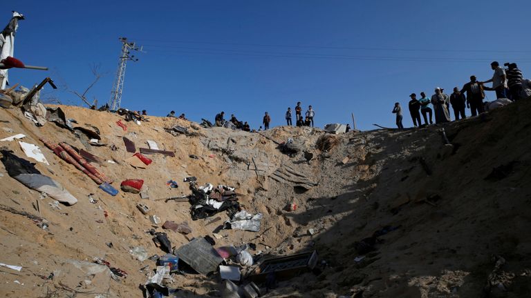 Des Palestiniens se rassemblent sur les lieux d'une frappe aérienne israélienne dans le centre de la bande de Gaza