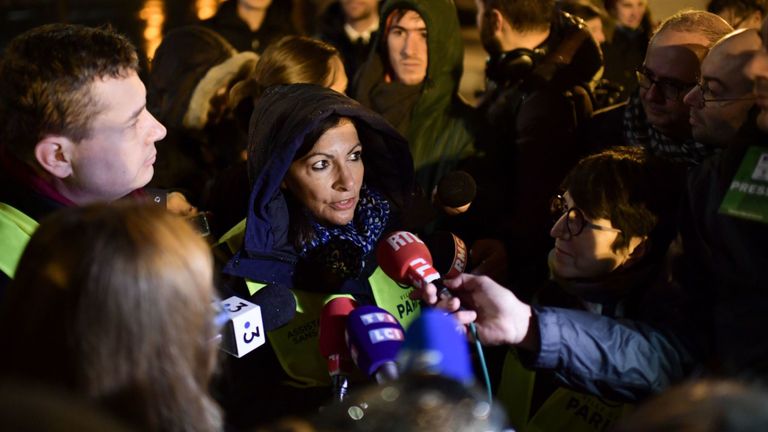 La maire de Paris Anne Hidalgo s'entretient avec des journalistes alors que les migrants sont évacués