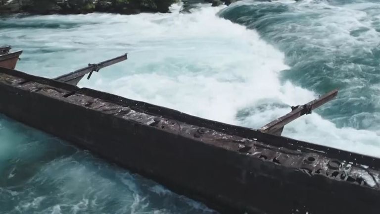 Le bateau de fer rouillé était bloqué depuis 1918 sur des rochers dans les rapides supérieurs. Pic: Parcs du Niagara