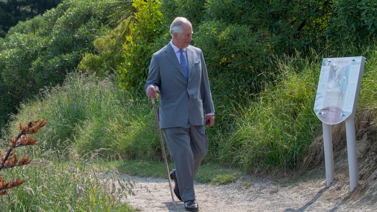 Le prince est allé se promener sur un sentier côtier local pendant la visite