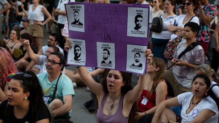 Une manifestation contre les assaillants de la "meute de loups" Cas
