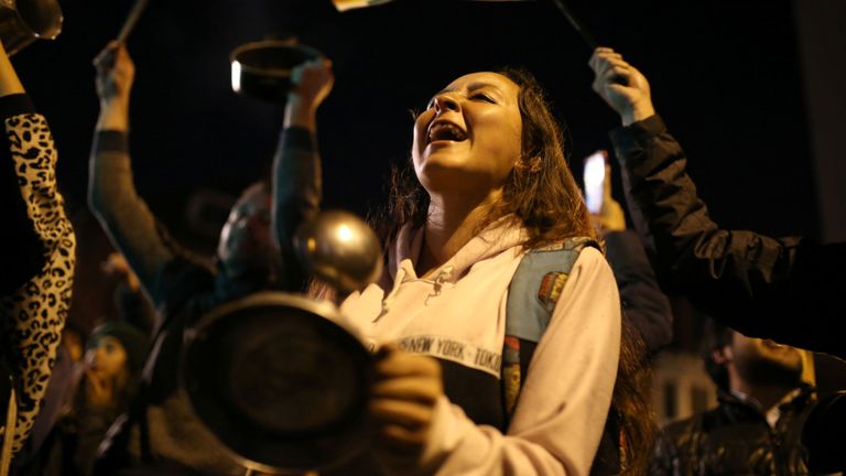 Un manifestant frappe un pot lors d'une manifestation le deuxième jour d'une grève nationale, à Bogota, en Colombie, le 22 novembre 2019. REUTERS / Luisa Gonzalez