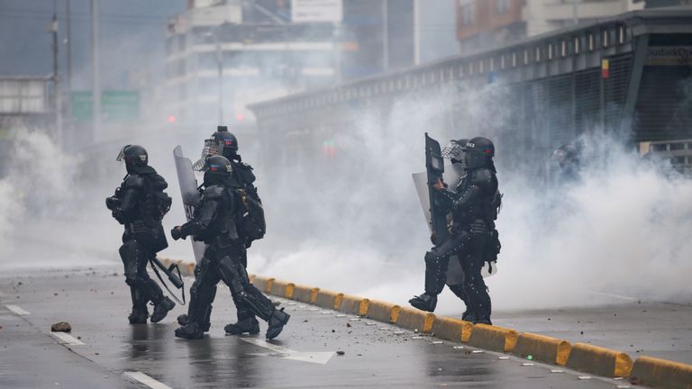 Des policiers anti-émeute marchent au milieu de gaz lacrymogène lors d'une manifestation à Bogota, en Colombie, le 21 novembre 2019. REUTERS / Luisa Gonzalez