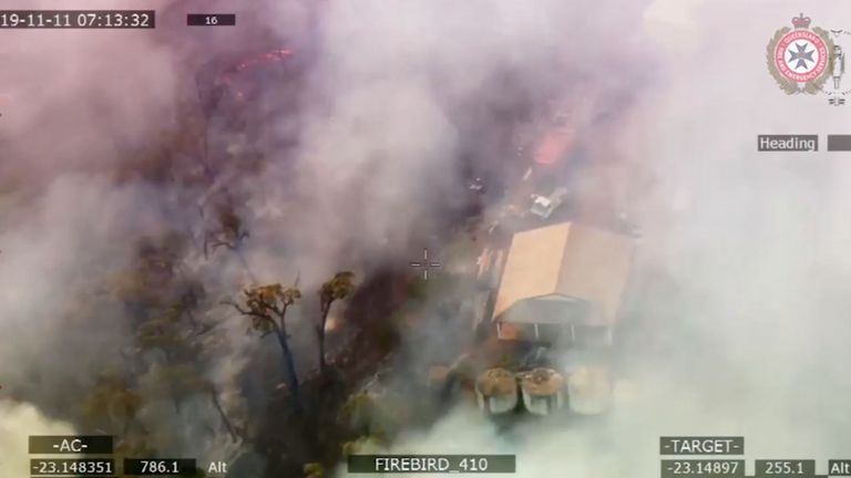 La fumée engloutit une propriété suite à la propagation de feux de brousse dans le Queensland, en Australie, le 11 novembre 2019. Photo prise le 11 novembre 2019. Photo: Services d'incendie et d'urgence à Queensland