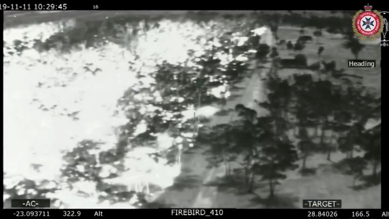Une vue aérienne en noir et blanc montre la propagation des feux de brousse (L) dans le Queensland, en Australie, le 11 novembre 2019. Photo prise le 11 novembre 2019. Photo: Services d'incendie et d'urgence à Queensland