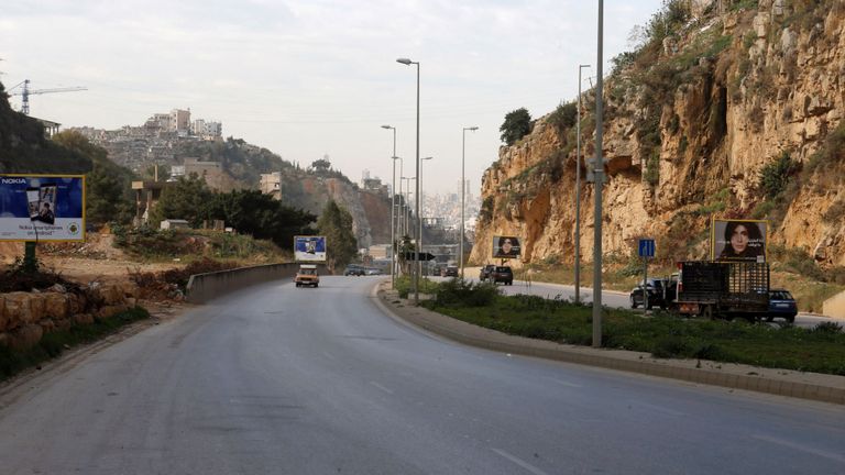 Les voitures passent près de la zone où Mme Dykes & # 39; le corps aurait été retrouvé à l'extérieur de Beyrouth