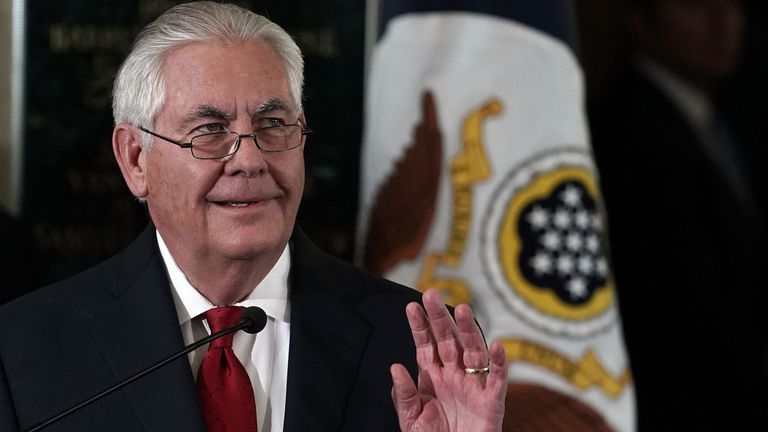 L'État Rex Tillerson fait signe lors de son discours d'adieu au personnel du département d'État