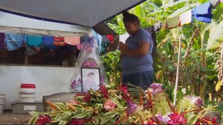 Une mère pleure son enfant décédé de rougeole