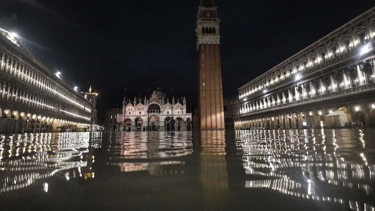 La place Saint-Marc inondée avec la basilique Saint-Marc et le clocher sont représentés lors de la marée haute exceptionnelle "Alta Acqua" le 12 novembre 2019
