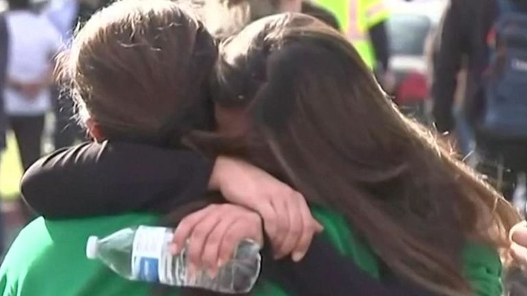 Parents et enfants se réunissent au lycée Saugus à Santa Clarita, comté de Los Angeles