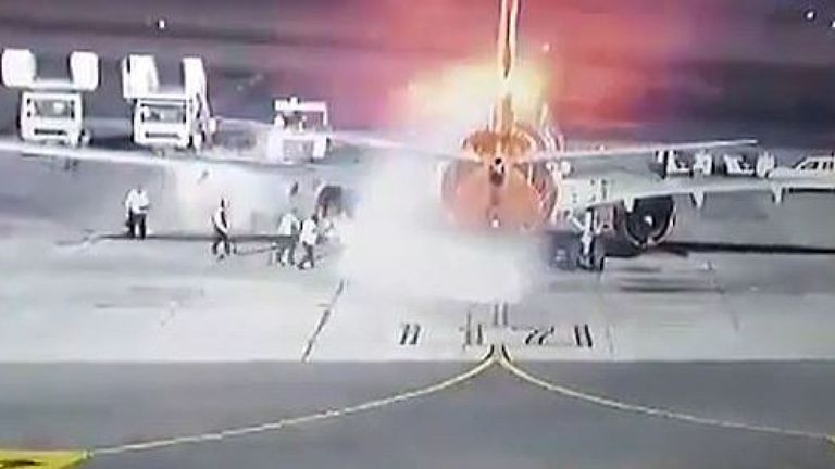 Tous les passagers et l'équipage ont quitté l'avion sans se blesser. Pic: Aéroport de Charm el-Cheikh 
