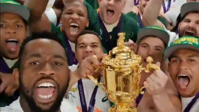 Les Springboks ont filmé une vidéo de selfie de groupe après avoir battu l'Angleterre en finale de la coupe du monde en dédiant la victoire à leur pays