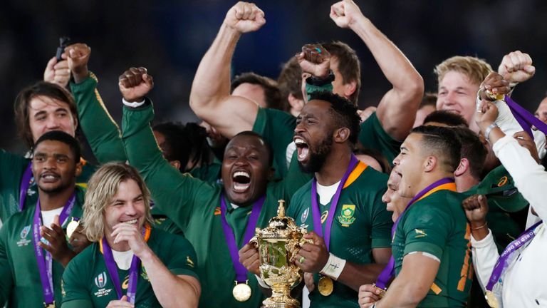 Siya Kolisi, capitaine des Springboks, remporte la Coupe Webb Ellis alors que son équipe célèbre sa victoire en finale de la Coupe du monde