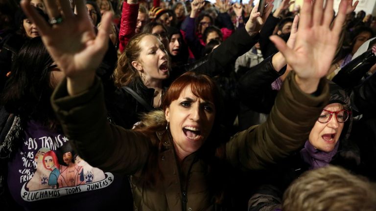 Un geste des manifestants lors d'une manifestation contre un tribunal espagnol qui a condamné cinq à six hommes accusés d'avoir violé une jeune fille de 14 ans de 10 à 12 ans de prison pour avoir agressé sexuellement le mineur, mais les a acquittés du viol, en dehors du ministère de la Justice à Madrid, en Espagne, le 4 novembre 2019. REUTERS / Sergio Perez