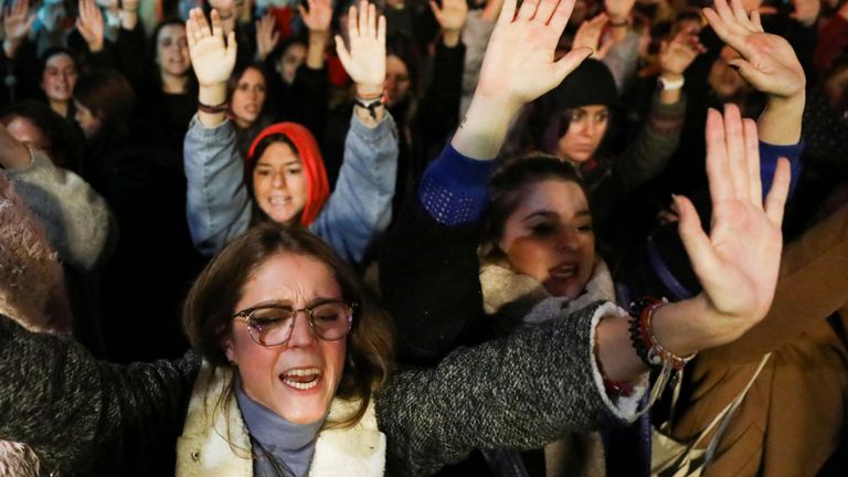 Un geste des manifestants lors d'une manifestation contre un tribunal espagnol qui a condamné cinq à six hommes accusés d'avoir violé une jeune fille de 14 ans de 10 à 12 ans de prison pour avoir agressé sexuellement le mineur, mais les a acquittés du viol, en dehors du ministère de la Justice à Madrid, en Espagne, le 4 novembre 2019. REUTERS / Sergio Perez