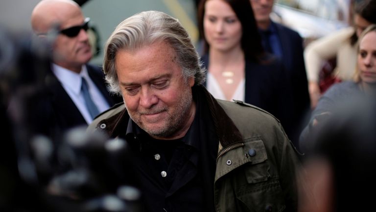 L’ancien stratège en chef de la Maison Blanche, Steve Bannon, a témoigné lors du procès de Stone