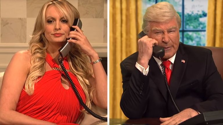 Stormy Daniels est apparu sur SNL et a séduit le président, interprété par Alec Baldwin. Crédit: SNL