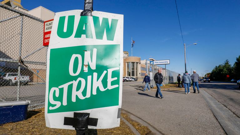 FLINT, MI - 23 OCTOBRE: Les membres du syndicat United Auto Workers ont pris part à un piquet de grève à l’usine de montage de Flint de General Motors pendant la sixième semaine de leur grève nationale contre General Motors le 23 octobre 2019 à Flint, dans le Michigan. Les membres de l'UAW votent sur un accord de principe cette semaine et les résultats seront annoncés ce vendredi. La grève est la plus longue grève nationale de l'UAW depuis 1970. (Photo de Bill Pugliano / Getty Images)