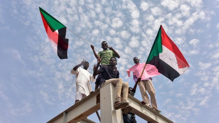 Des manifestants soudanais de la ville d'Atbara célèbrent la transition vers un régime civil