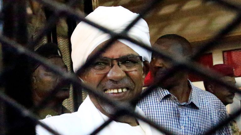 L’ancien président soudanais Omar al-Béchir dans une cage au palais de justice de Khartoum