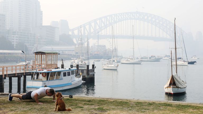 La fumée entoure le pont du port de Sydney le 21 novembre 2019 à Sydney, en Australie