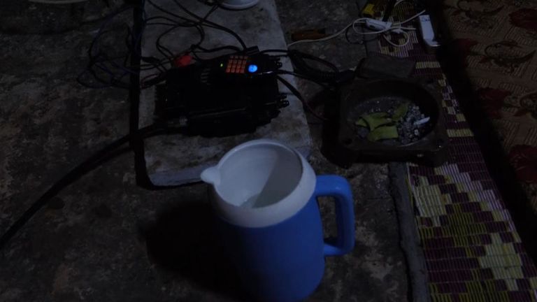 Les observateurs souterrains utilisent des émetteurs radio pour intercepter les communications des pilotes de chasse