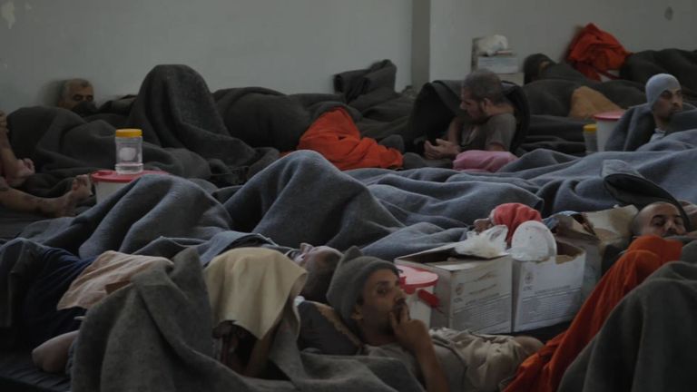 Environ 5 000 combattants de l'État islamique sont détenus dans des prisons syriennes, mais les gardes ne peuvent pas s'en tirer