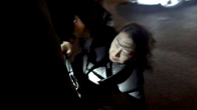Une séquence vidéo de l'incident montre le ministre en chute libre