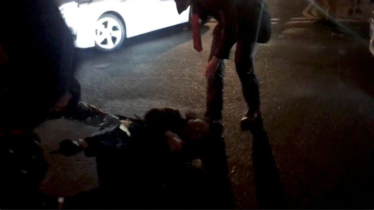 Teresa Cheng tombe après que les manifestants l'aient entourée 