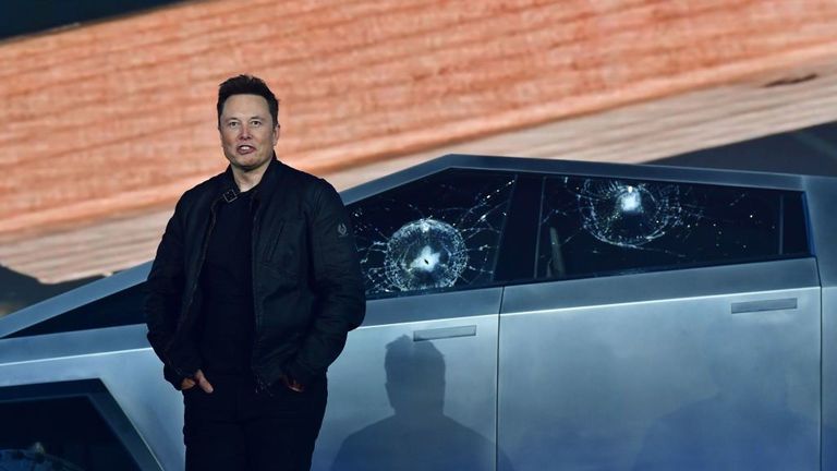 Le co-fondateur et chef de la direction de Tesla, Elon Musk, se tient devant les vitres brisées du Cybertruck de Tesla entièrement électrique et entièrement alimenté par batterie, présenté au Tesla Design Center de Hawthorne, en Californie, le 21 novembre 2019. (Photo de FREDERIC J BROWN / AFP) (Photo de FREDERIC J. BROWN / AFP via Getty Images)
